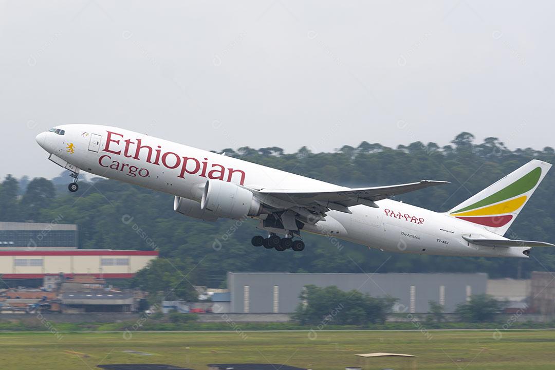 Latam Boeing 777 300 Estacionado no Gru Airport Imagem JPG