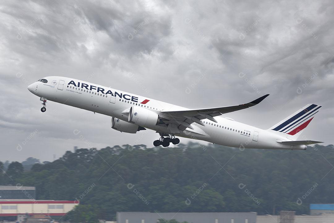 Partida do Airbus A350 do GRU Airport Imagem JPG