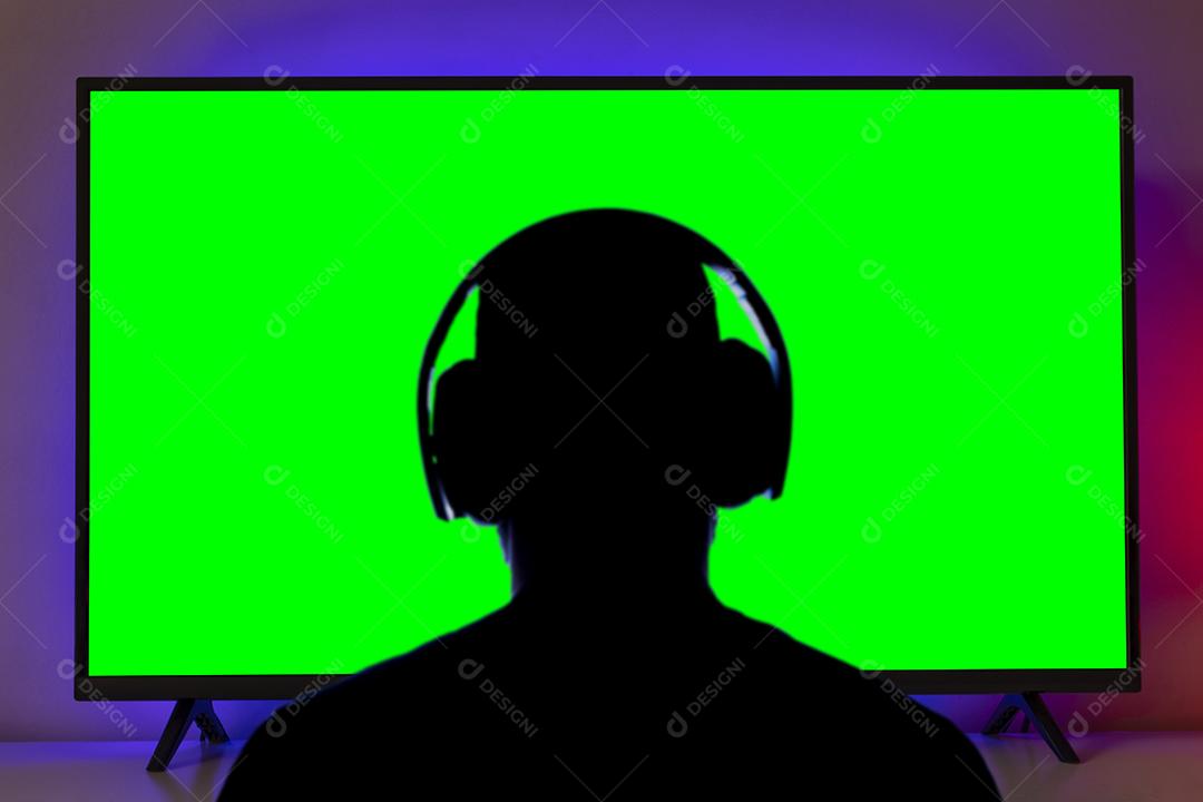 Foto Silhueta de Homem Com Fone de Ouvido na Frente de Uma Tv para Corte ou Recorte