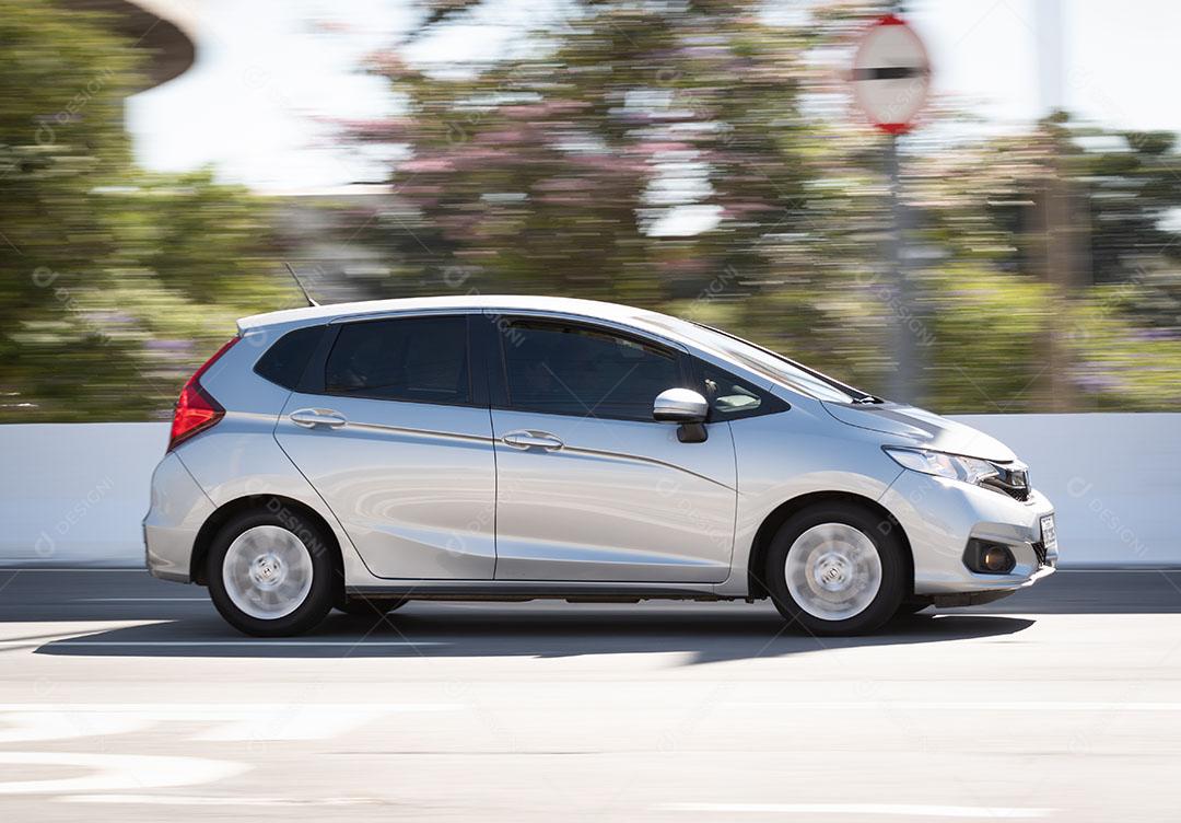 Honda Fit Prata Fotografado Em Estilo Panning Imagem JPG