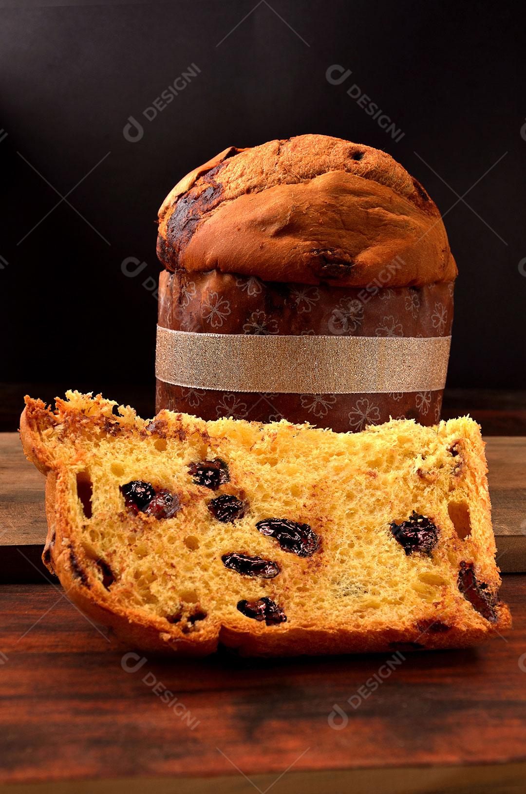 Panetone Com Faixa e Fatia Em Destaque Imagem JPG