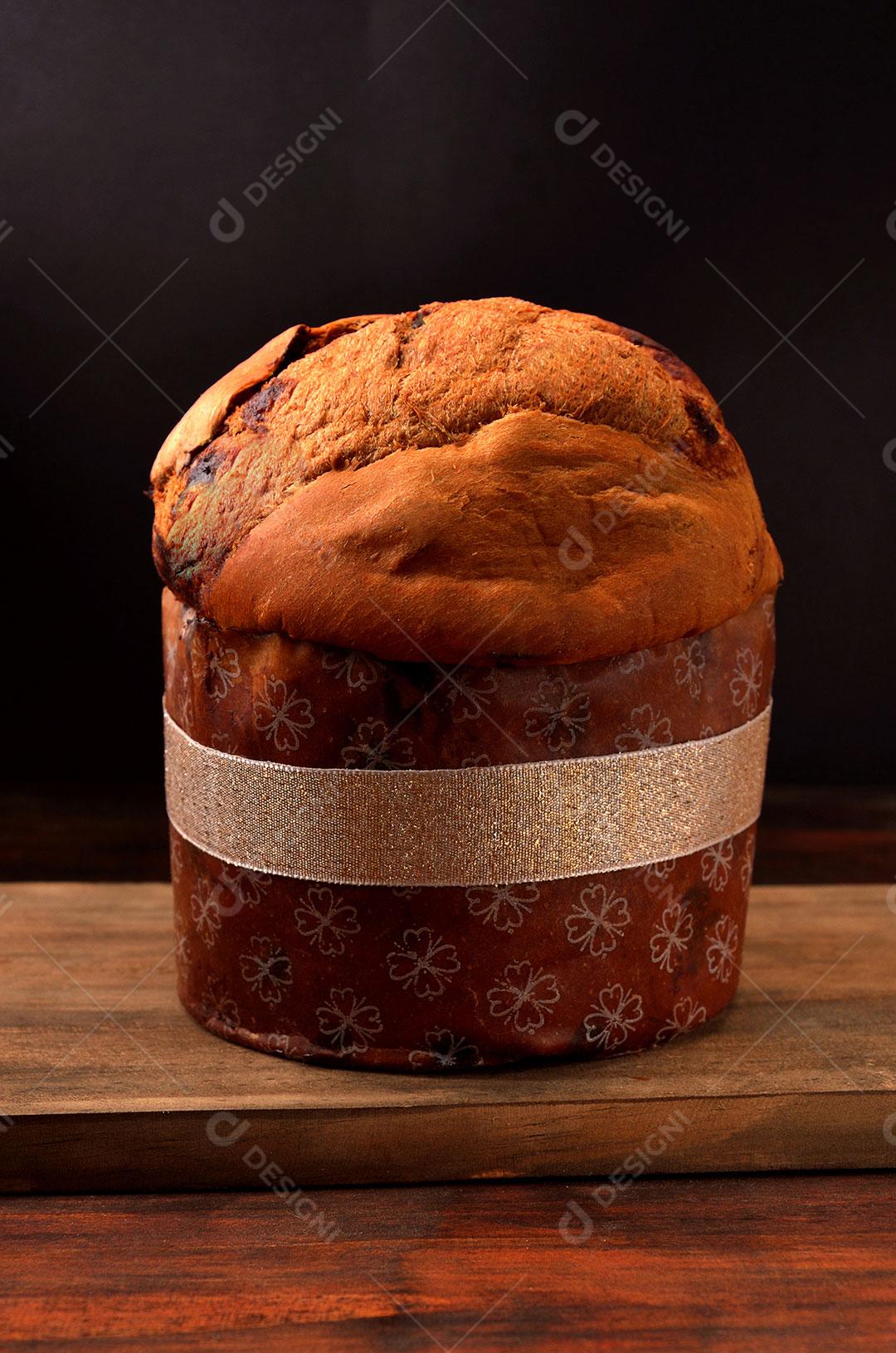 Panettone Com Faixa Isolado Em Fundo Escuro Imagem JPG