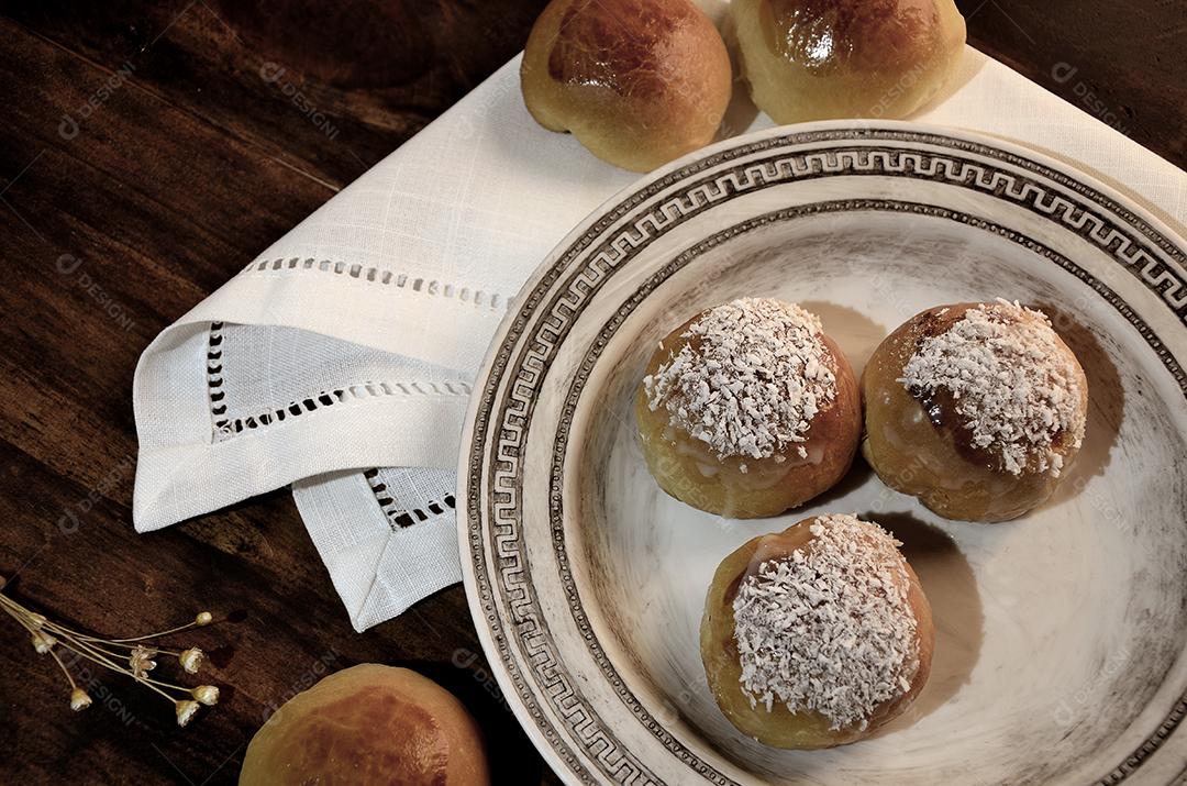 Pão de Brioche Caseiro Servido na Mesa Imagem JPG