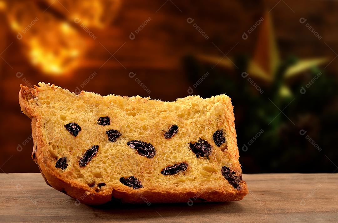 Fatia de Panettone Com Gotas de Chocolate e Fundo Desfocado Imagem JPG