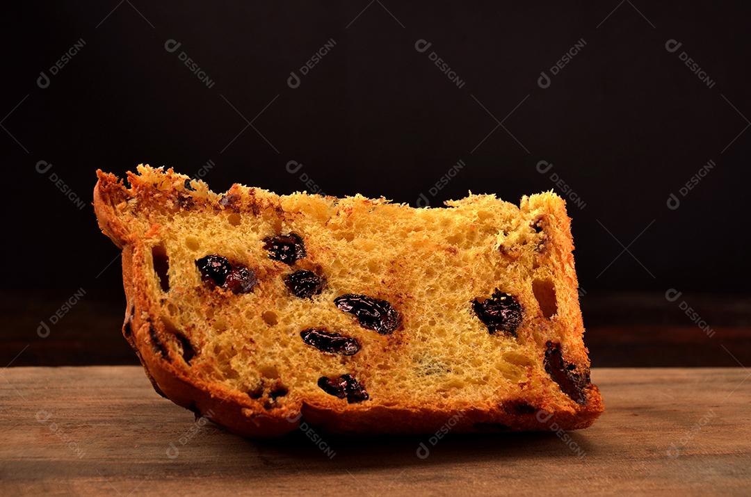 Fatia de Panettone Sobre Mesa de Madeira Imagem JPG