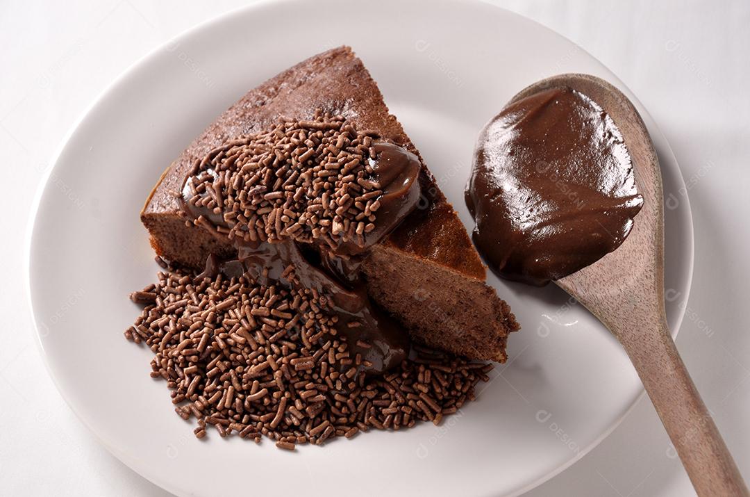 Fatia Bolo Chocolate Ganache Granulado Prato Branco Com Colher Pau Imagem JPG