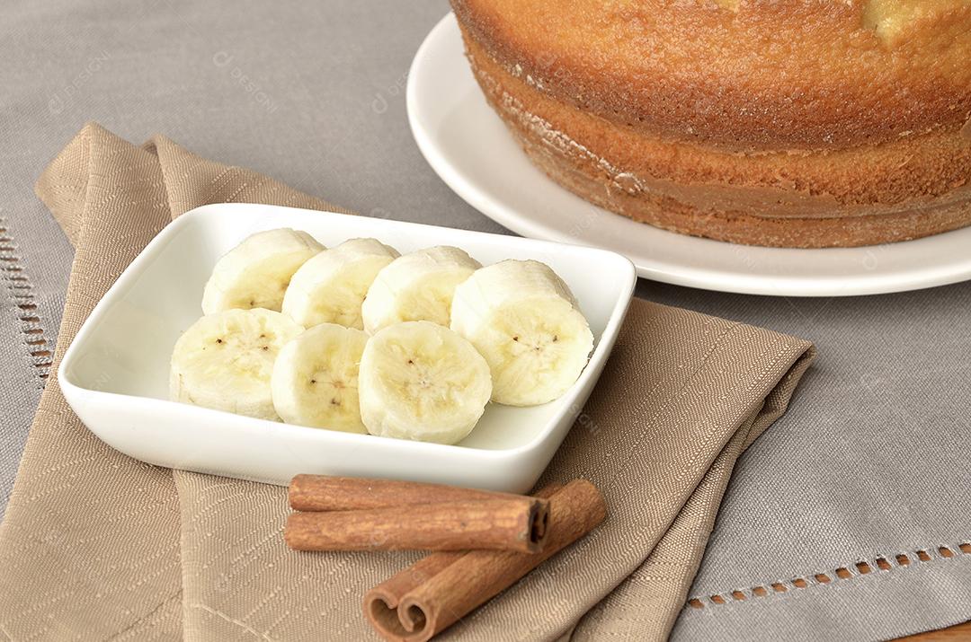 Bananas Fatiadas na Mesa Com Canela e Bolo Imagem JPG