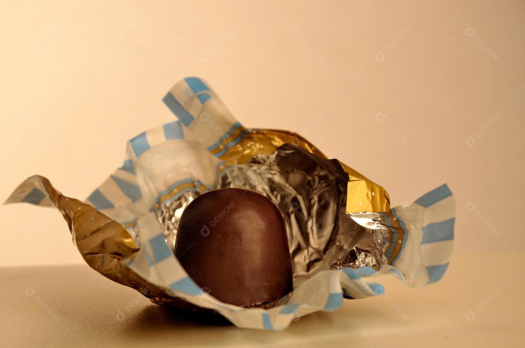 Truffa de Chocolate Com Embalagem Aberta Imagem JPG