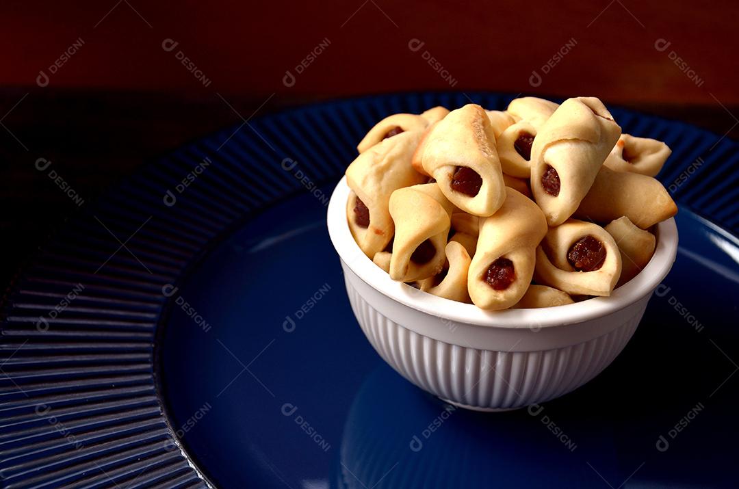 Biscoito Beliscão Amanteigado Com Recheio de Goiabada Sobre a Mesa Imagem JPG