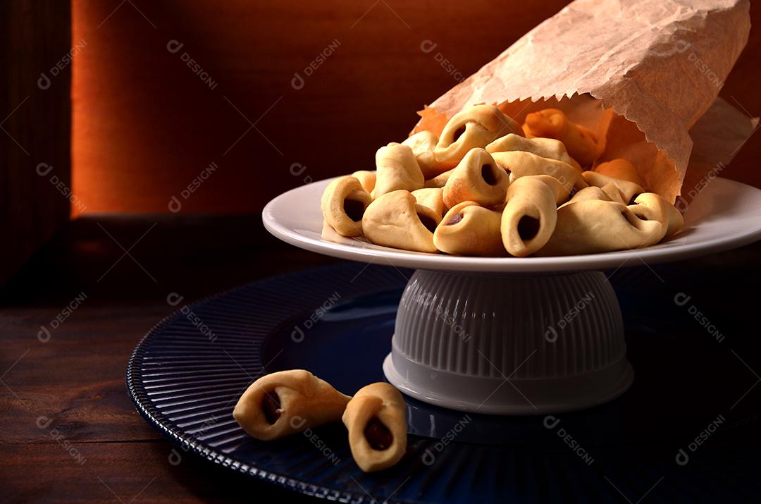 Biscoito Beliscão Amanteigado Com Recheio de Goiabada Sobre a Mesa Imagem JPG