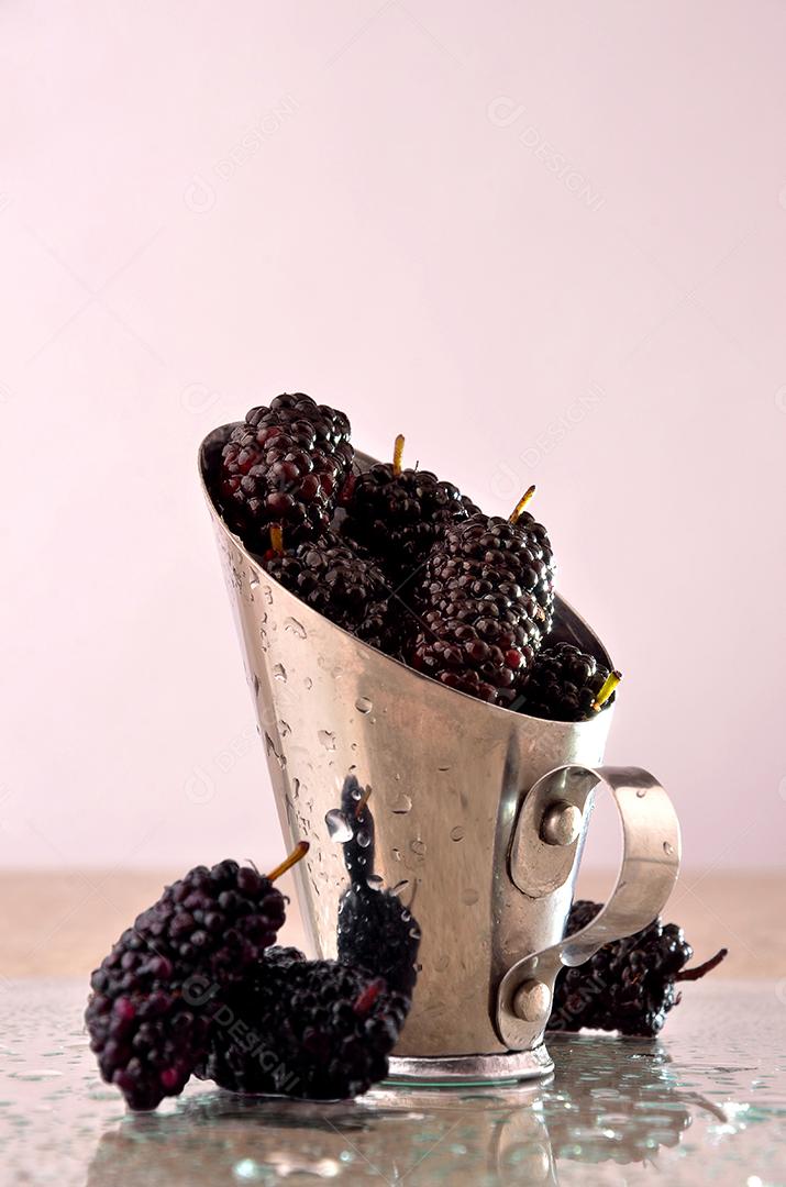 Amora na Colher Dourada Em Fundo Neutro Imagem JPG