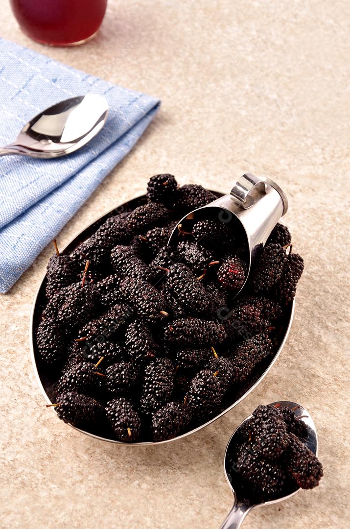 Amora na Colher Dourada Em Fundo Neutro Imagem JPG