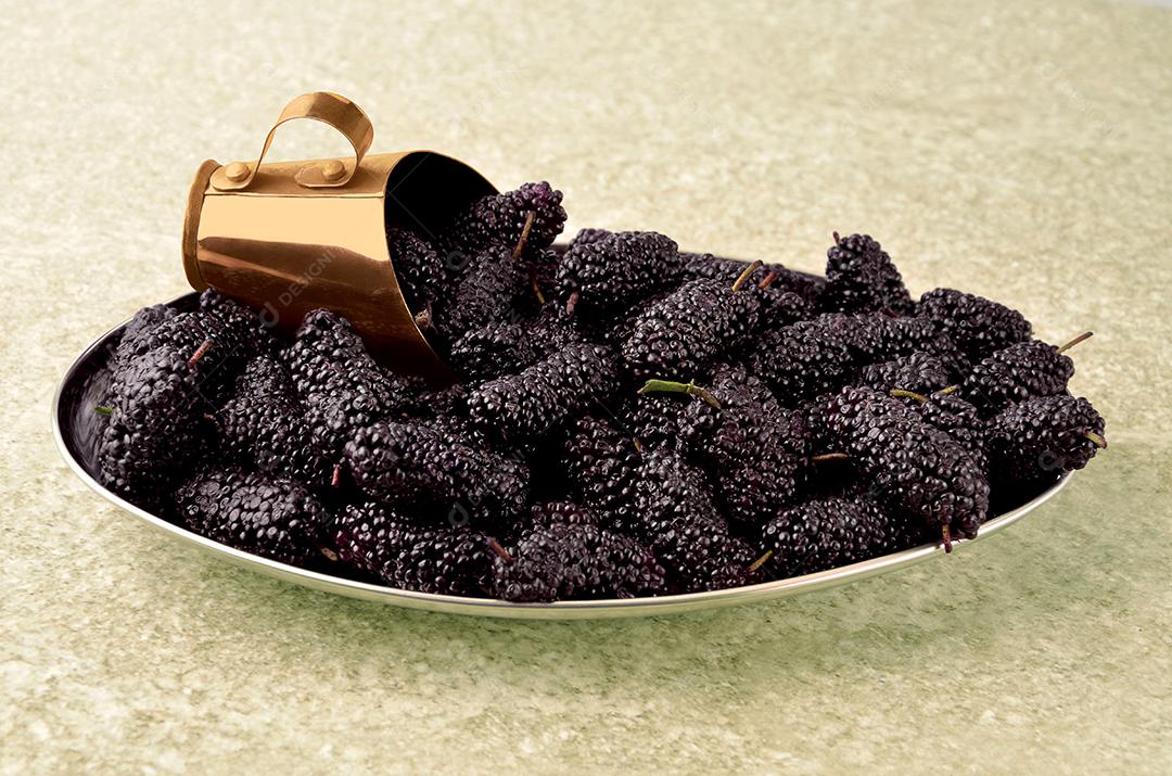 Amora na Colher Dourada Em Fundo Neutro Imagem JPG