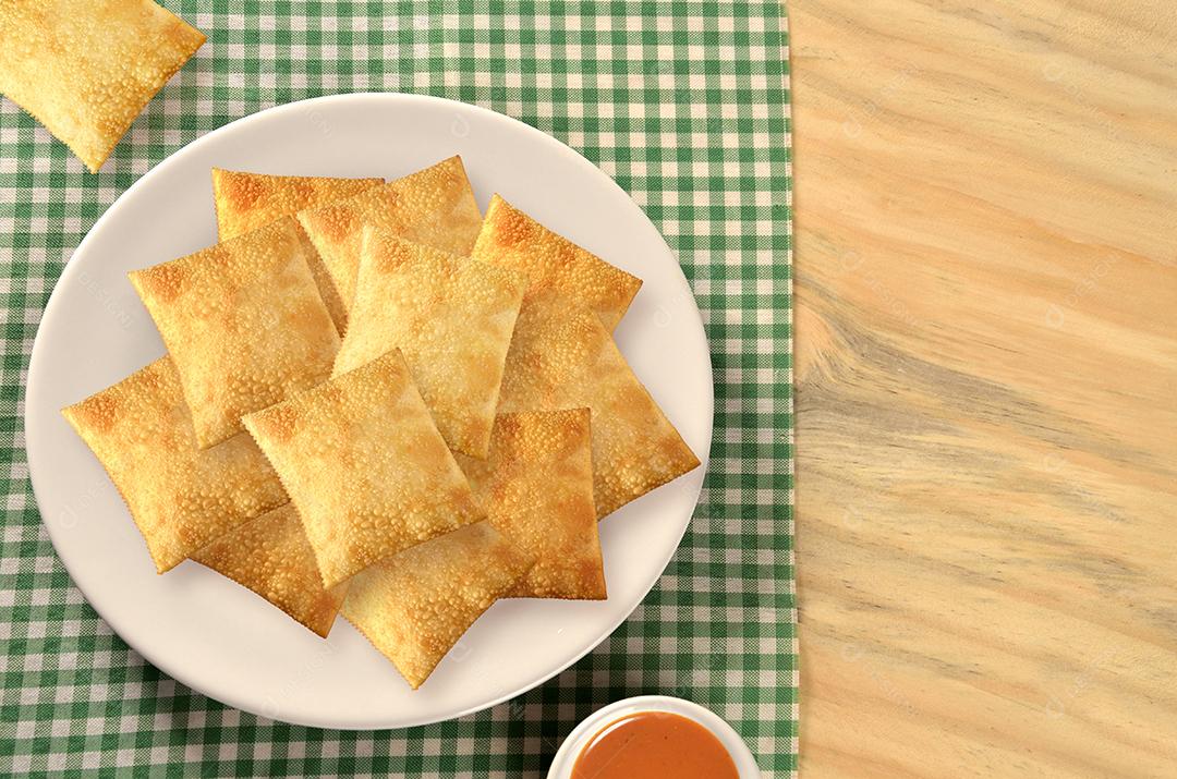 Pastel Frito Grande Isolado Em Fundo Branco Imagem JPG