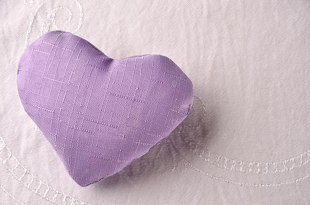 Coração Lilás Em Fundo de Tecido Branco Imagem JPG