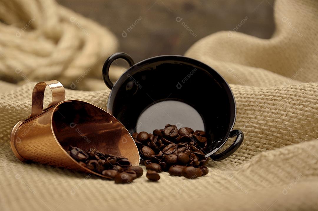 Grãos de Café Torrado Em Fundo Rústico Imagem JPG