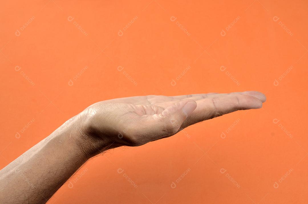 Mão Masculina Espalmada Em Fundo Laranja Imagem JPG