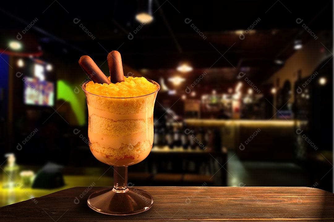 Sobremesa de Pêssego na Taça Sobre a Mesa Com Foco Seletivo Imagem JPG