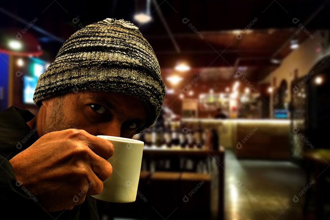 Homem de Meia Idade Bebendo Café no Bar Restaurante Imagem JPG
