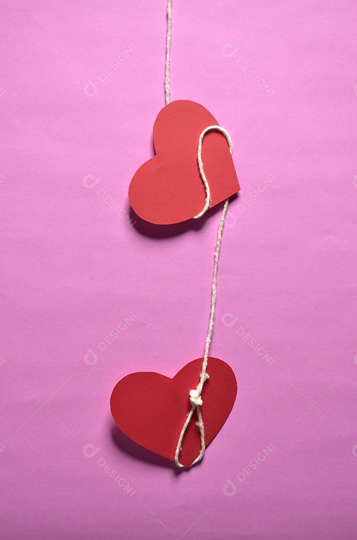 Coração de Papel Salvando Outro Coração Imagem JPG