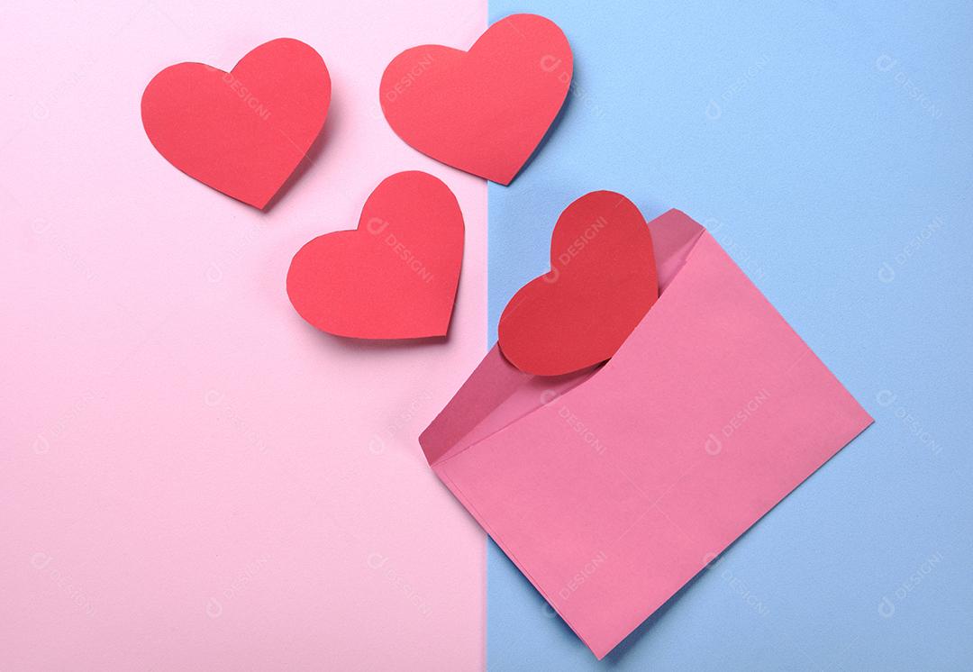 Envelope Com Quatro Corações de Papel Saindo Imagem JPG