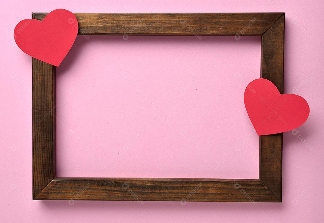 Moldura de Madeira Com Dois Corações Vermemlhos de Papel Imagem JPG