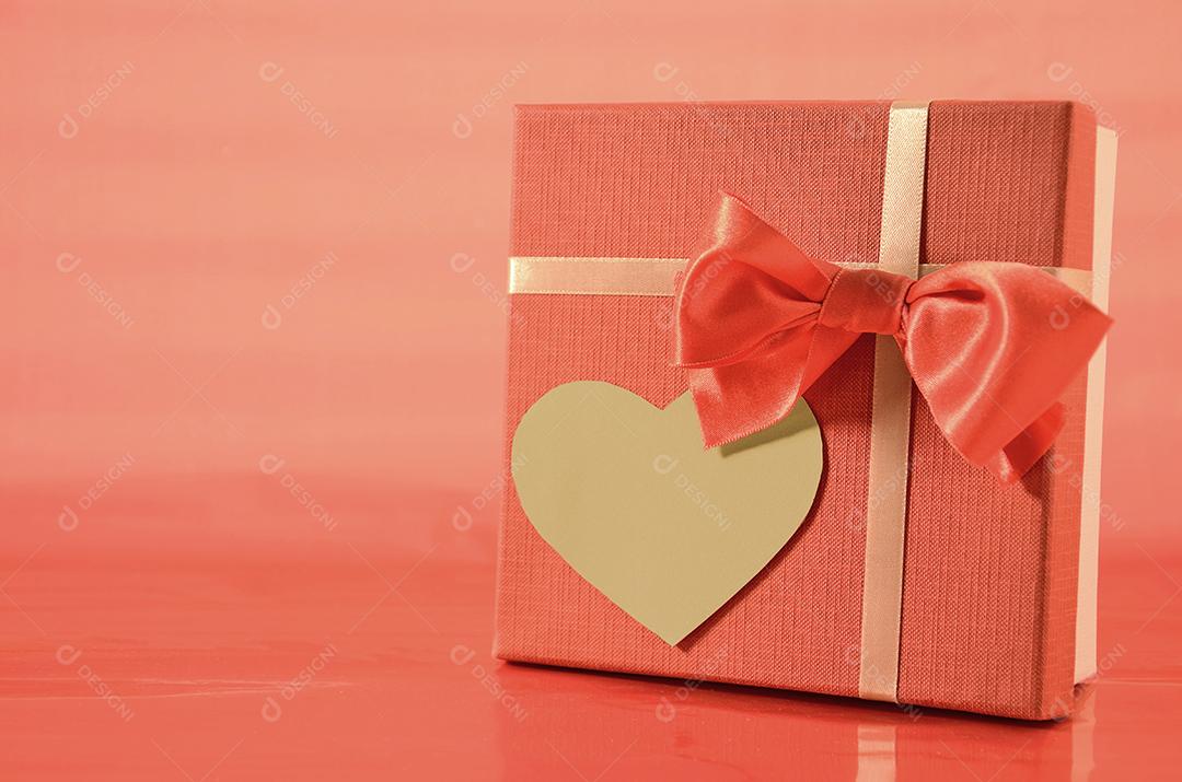 Caixa de Presente Com Coração Em Fundo Vermelho Vintage Imagem JPG