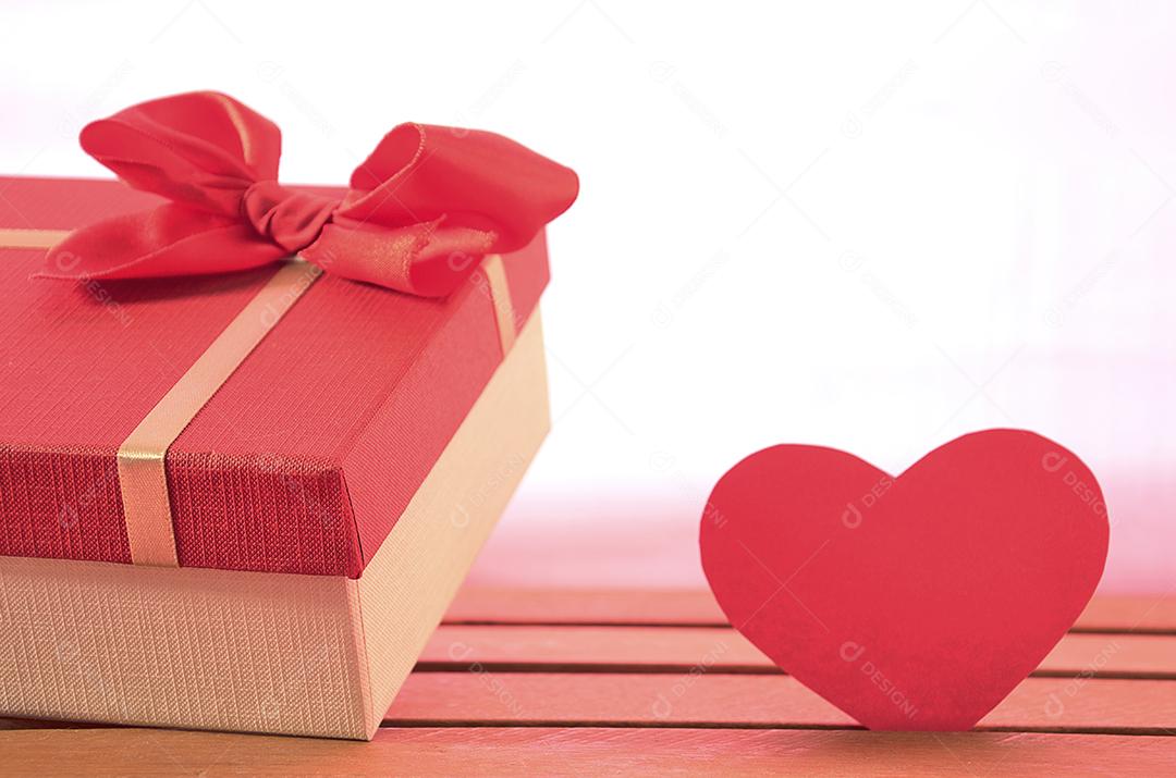 Caixa de Presente Com Coração Vermelho Imagem JPG
