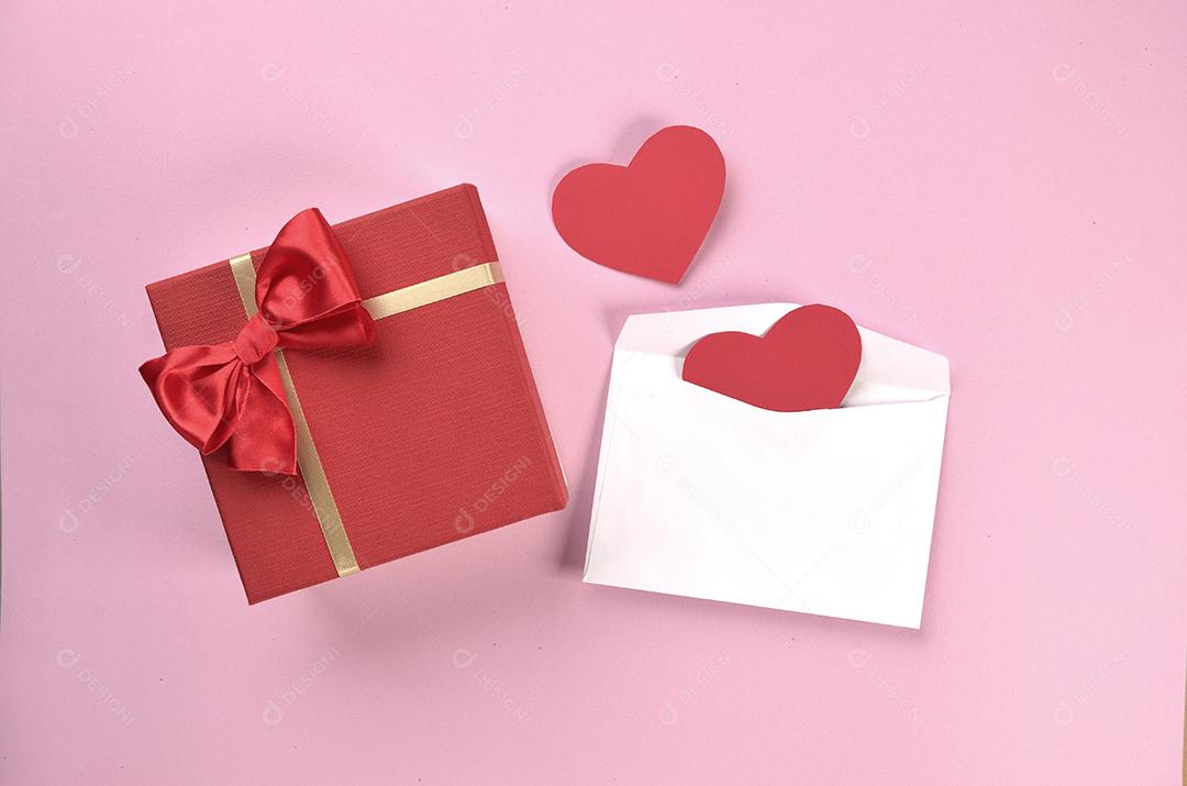 Caixa de Presente Com Envelope e Corações Imagem JPG