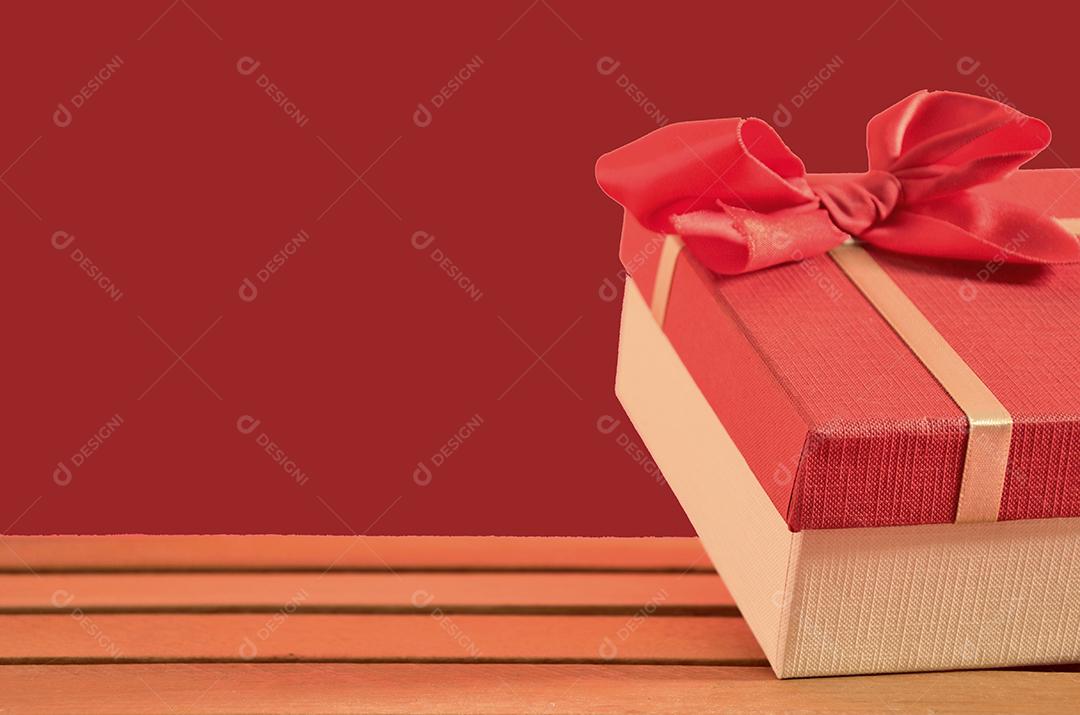 Caixa de Presente Em Fundo Vermelho Imagem JPG