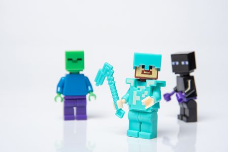 Personagens de Minecraft Com Peças de Lego Fundo Branco Imagem JPG