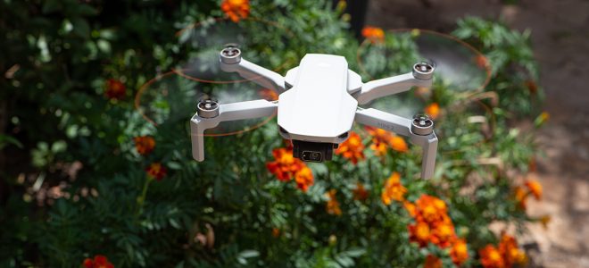 Drone Dji Mini 2 e Controle Sobre Superfície de Madeira e Fundo Abstrato Imagem JPG