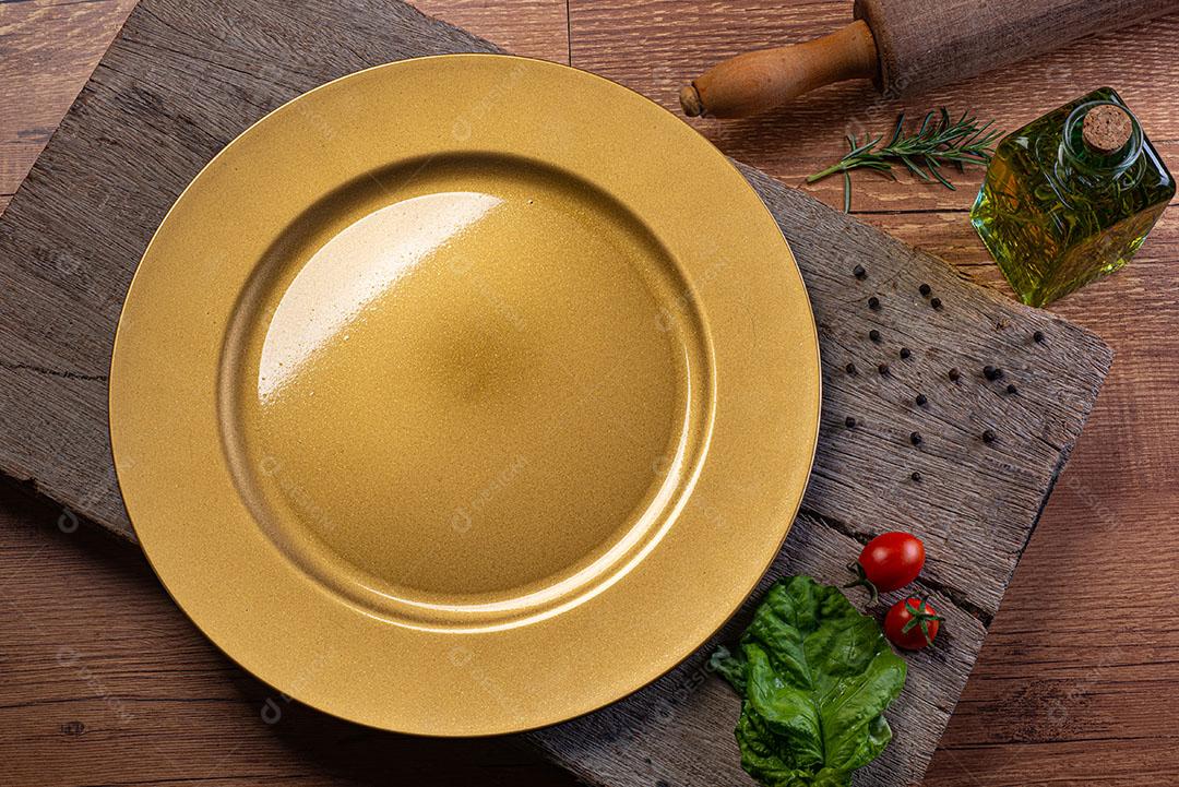 Prato Vazio Fica Em Uuma Mesa De Madeira Decorada Com Azeite Imagem JPG