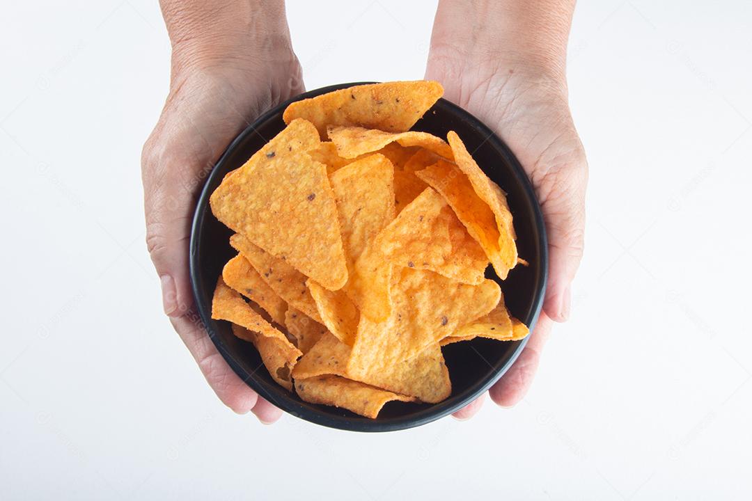 Mão Segurando Tigela Preta Com Nachos Imagem JPG