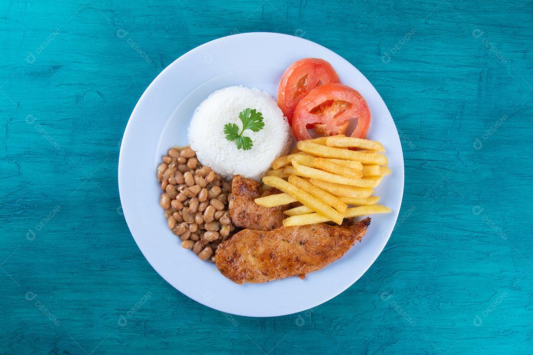 Prato De Comida Acompanhado De Arroz Feijão Batata Frita Filé De Frango E Tomate Imagem JPG