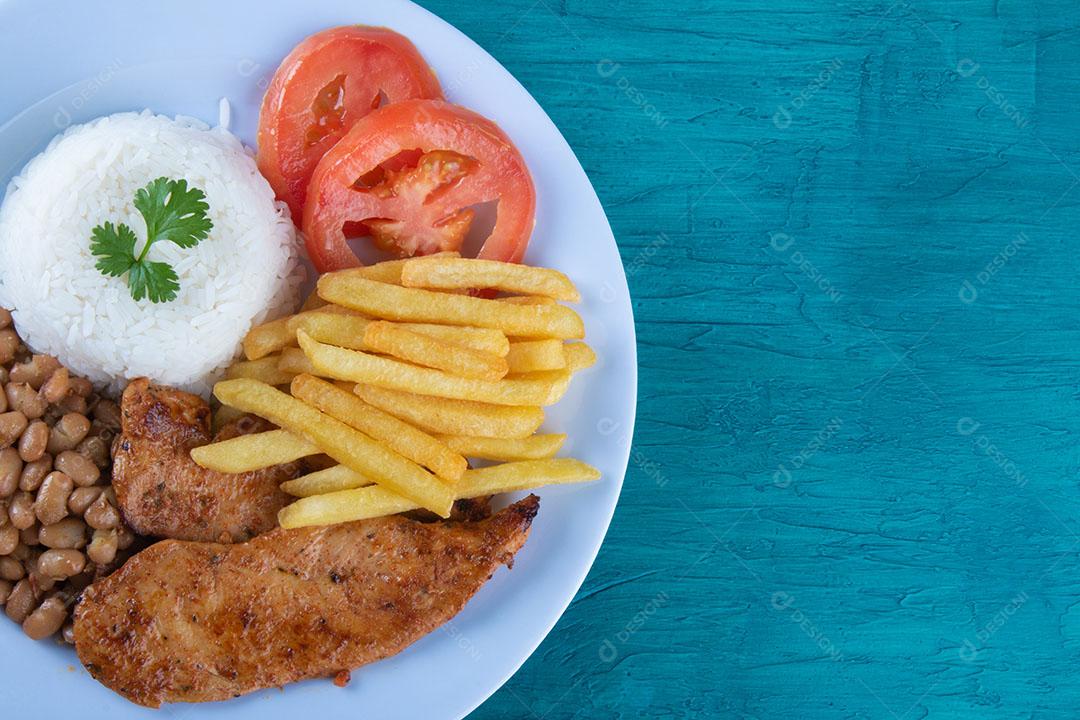 Prato De Comida Acompanhado De Arroz Feijão Tomate Batata Frita E Filé De Frango Imagem JPG