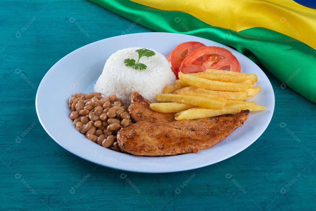 Prato De Comida Acompanhado De Arroz Feijão Tomate Batata Frita E Filé De Frango Imagem JPG