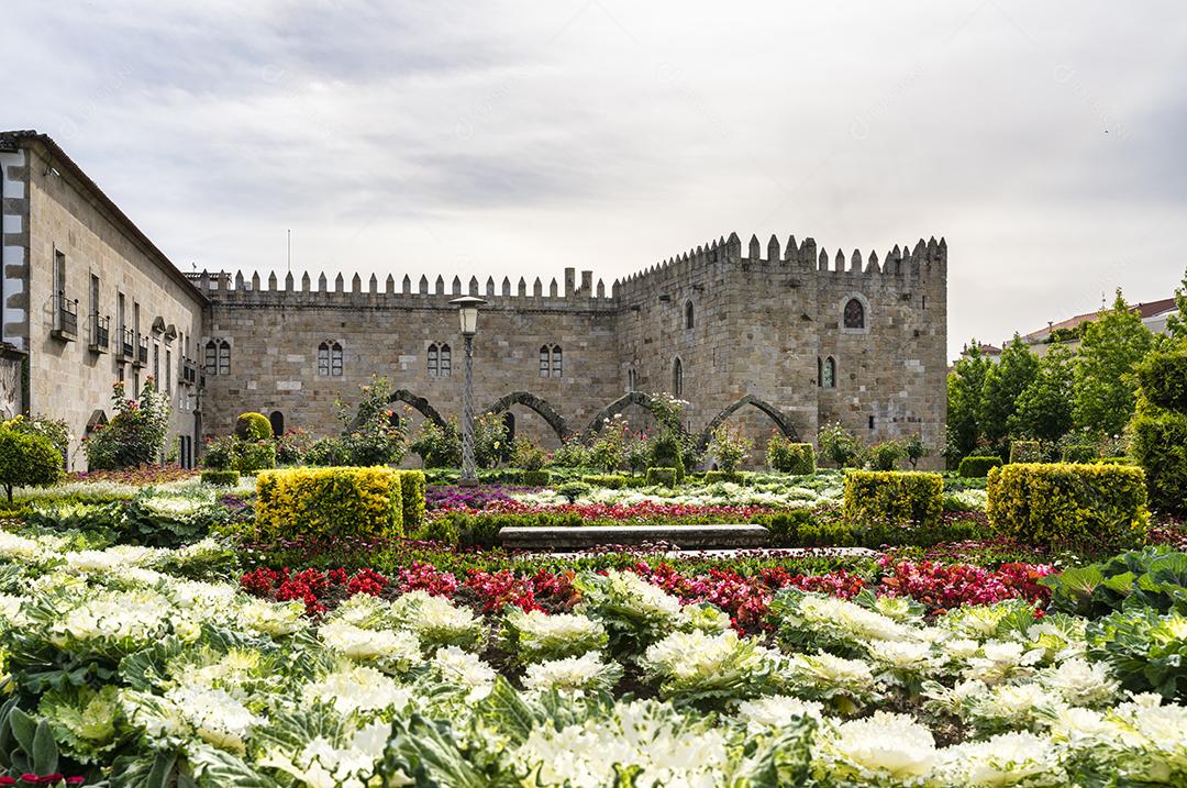 Foto Jardins de Santa Bárbara Com o Palácio Medieval dos Arcebispos Em Braga Portugal