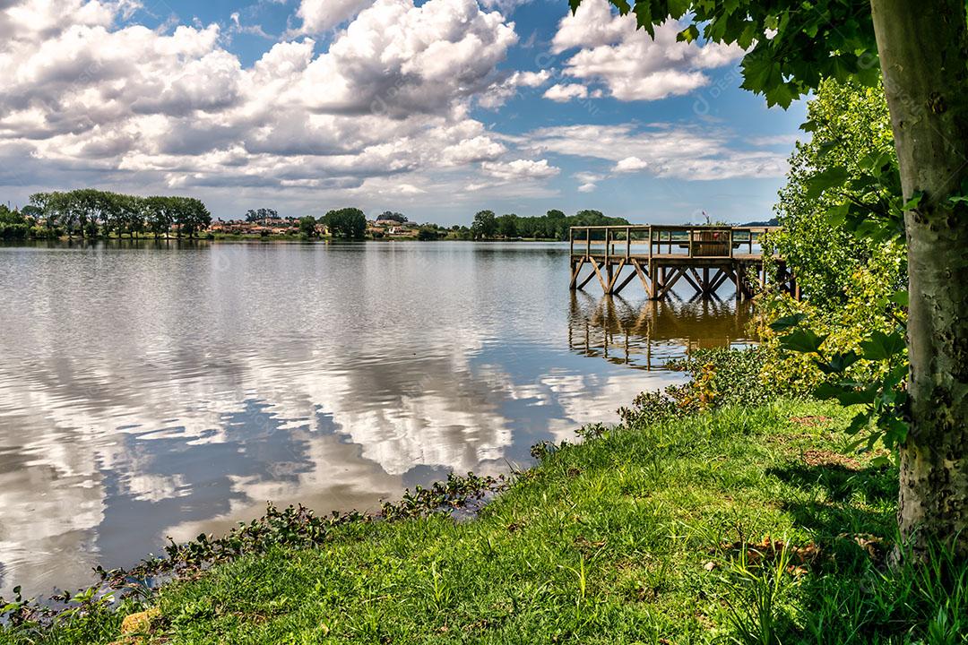 Passarela de Madeira Sobre a Lagoa Natural da Pateira de Fermentelos Imagem JPG