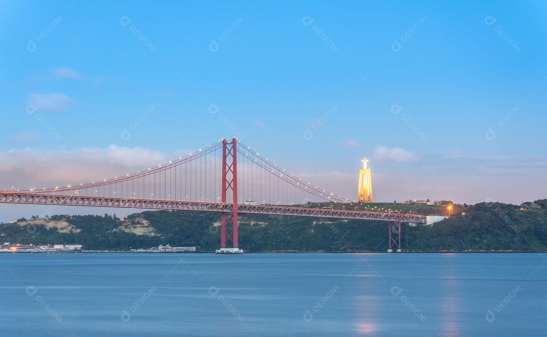 Vista da Ponte 25 de Abril 25 de Abril Em Português no Tempo Azul Imagem JPG