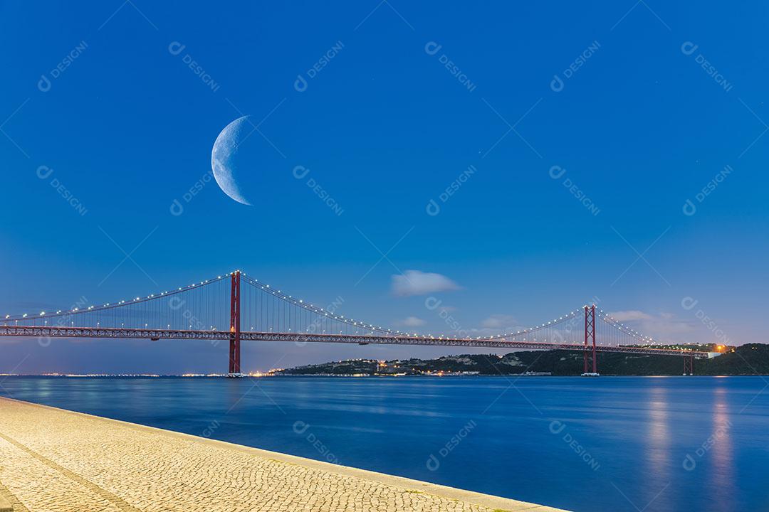 Vista da Ponte 25 de Abril 25 de Abril Em Português no Tempo Azul Imagem JPG