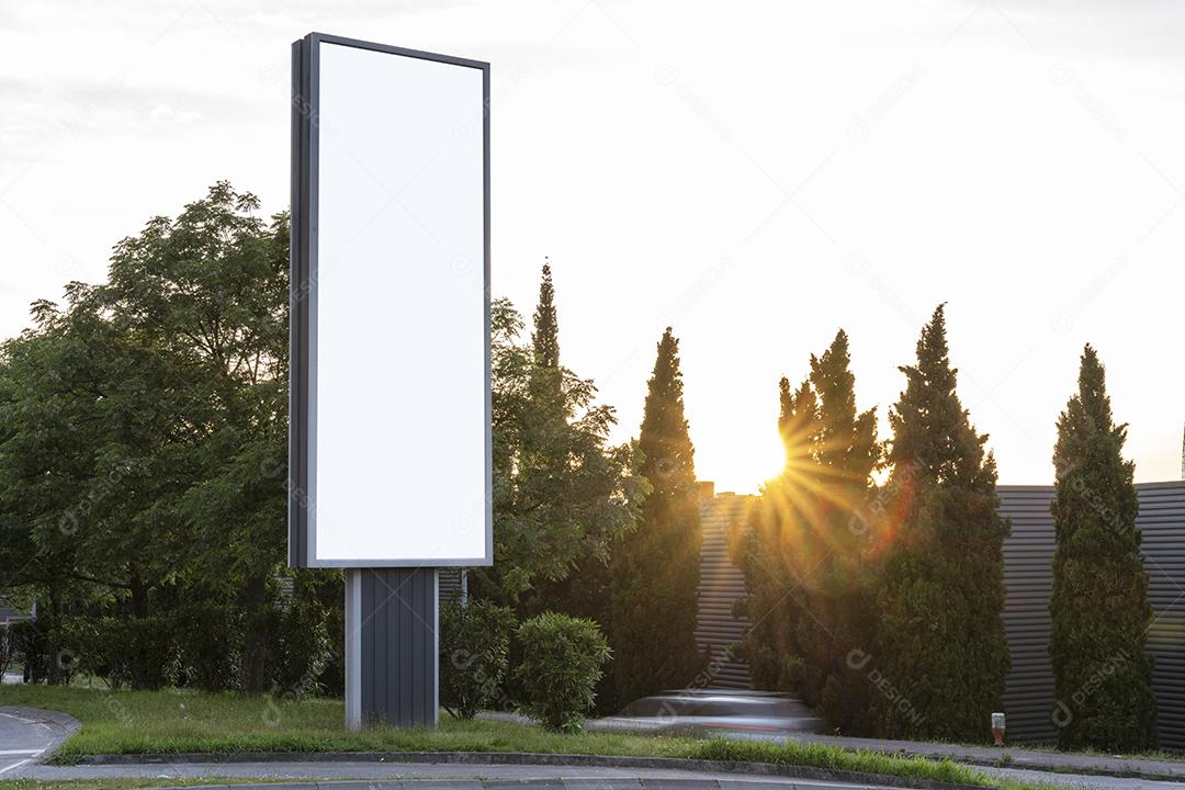 Outdoor Em Branco Vertical na Cidade para Publicidade Recursos Gráficos Imagem JPG