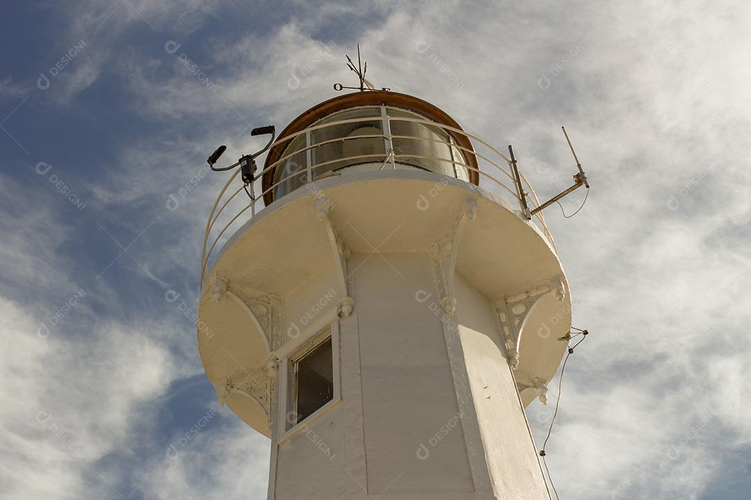 Farol de Santa Luzia Em Vila Velha, Brasil - Visto de Baixo Com Céu Azul e Nuvens Imagem JPG