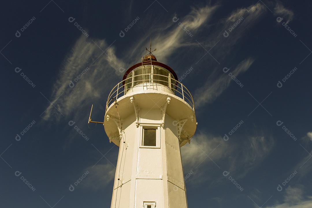 Farol de Santa Luzia Em Vila Velha, Brasil - Visto de Baixo Com Céu Azul e Nuvens Imagem JPG