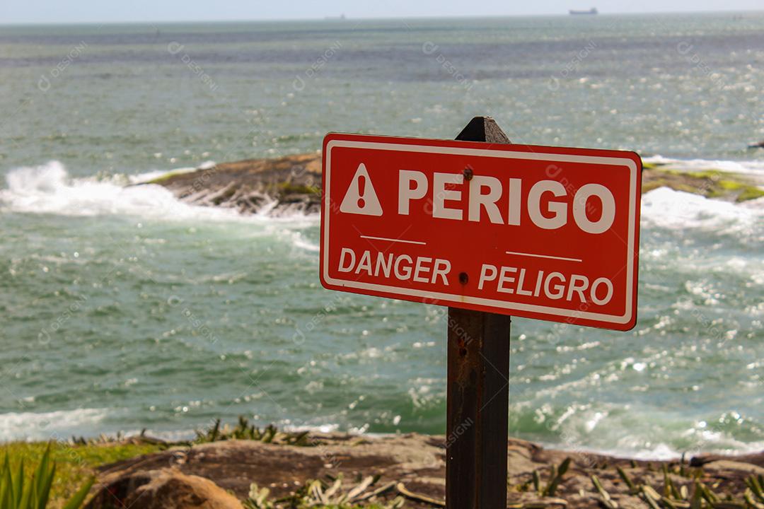 Sinal Vermelho de Perigo, Em Português, Espanhol e Inglês, à Beira-mar Imagem JPG