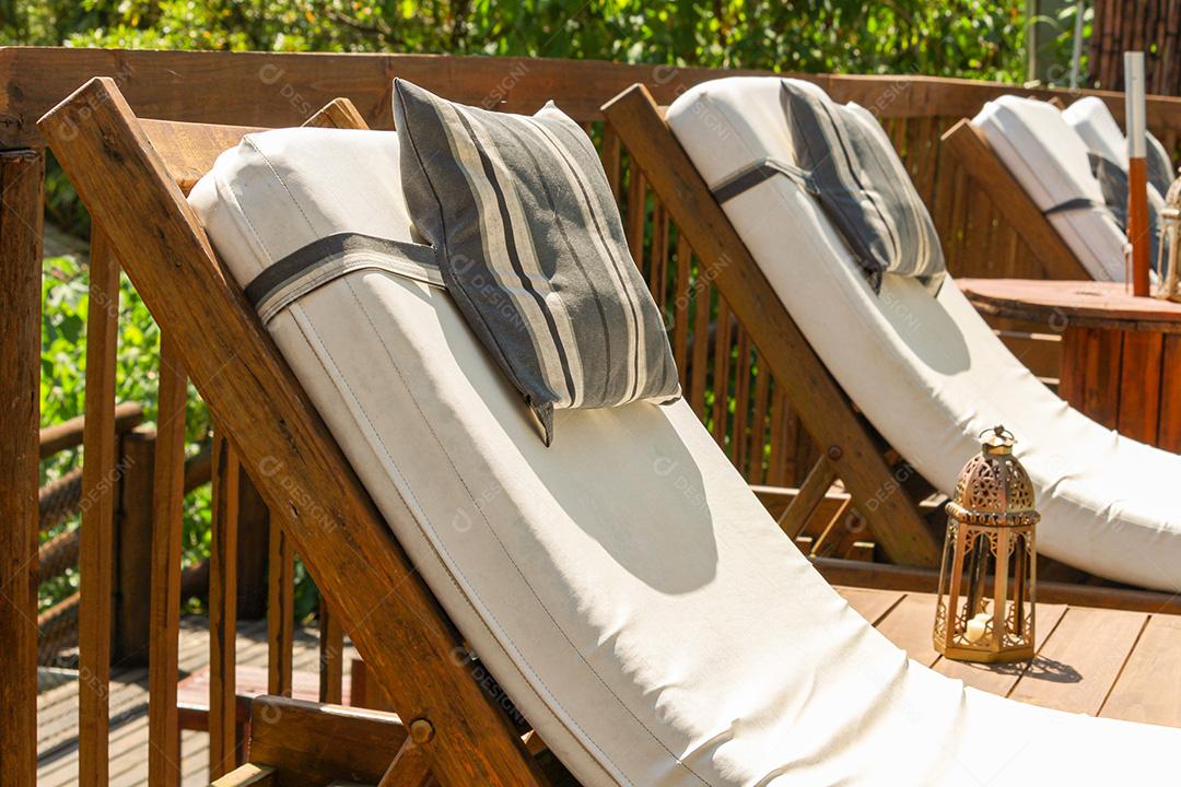 Cadeiras Espreguiçadeiras de Madeira Alinhadas Ao Sol Imagem JPG