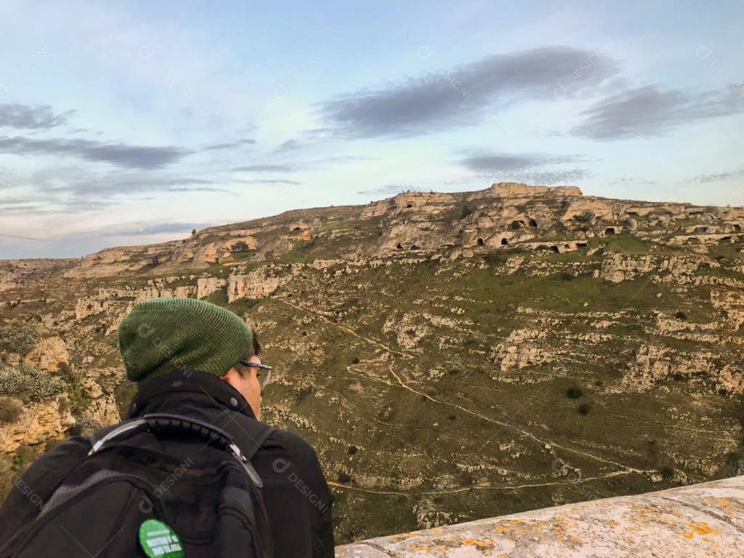 Jovens Rapaz Olhando Para Paisagem Montanhas Imagem JPG