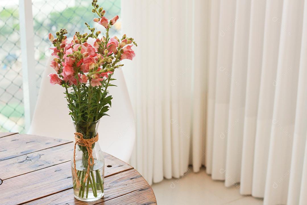 Arranjo de Flores Simples na Mesa de Madeira Em Um Canto Interior de Casa Imagem JPG