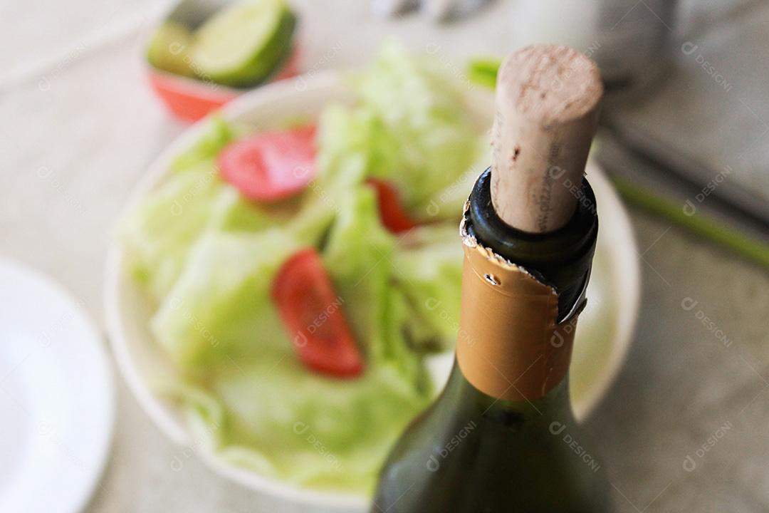 Garrafa de Champanhe e Vasilha Com Salada Imagem JPG