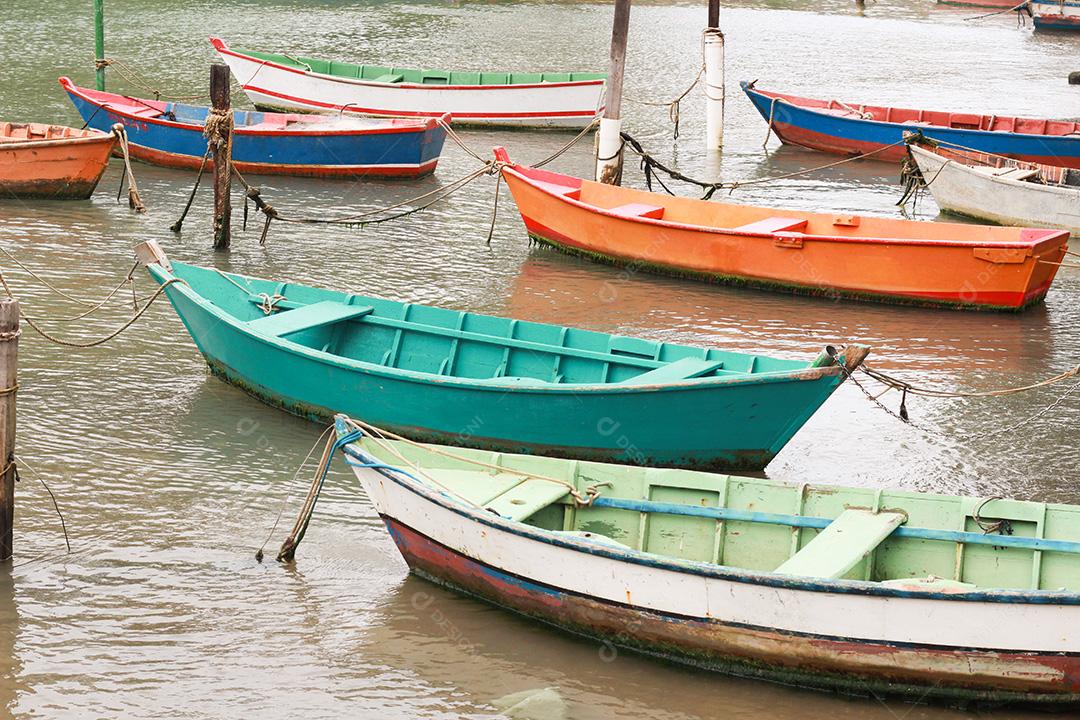 Barcos de Madeira Coloridos para Pesca no Mar da Praia do Ribeiro Em Vila Velha Espírito Santo Brasil Imagem JPG